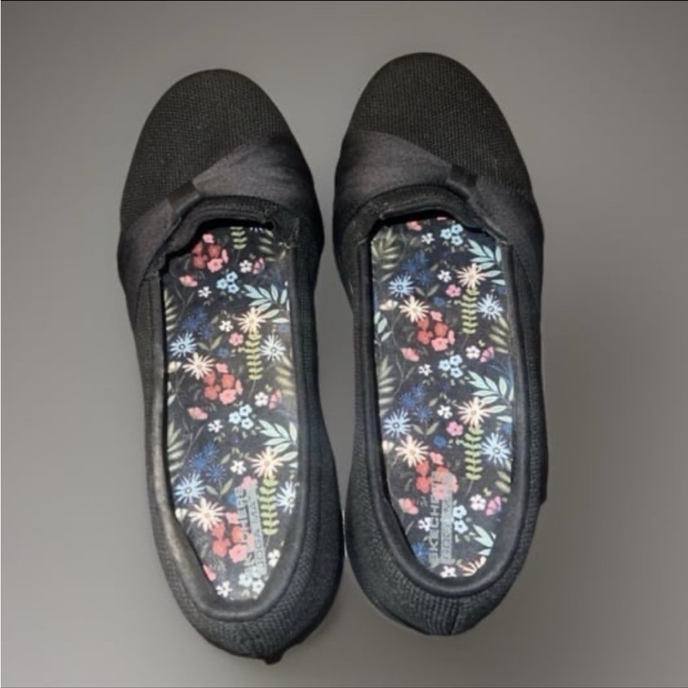 Skechers GOwalk "Sweet Thing" slip-on ballet flats.Women’s Size 9.5